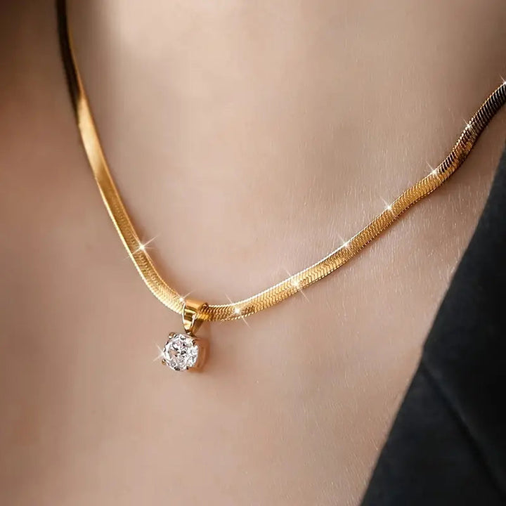 Elegant necklace with pendant of rhinestones | Gold