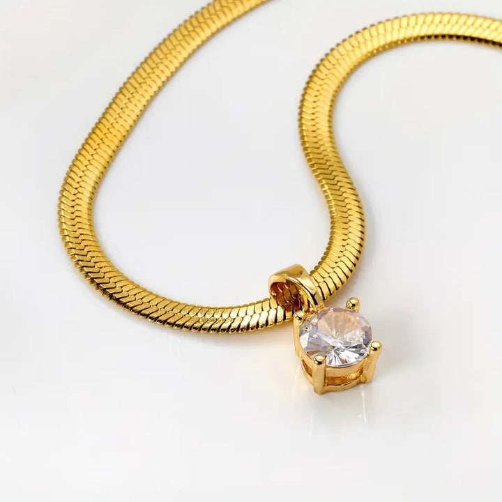 Elegant necklace with pendant of rhinestones | Gold