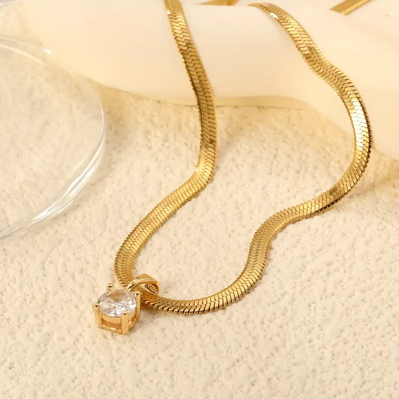 Elegant necklace with pendant of rhinestones | Gold