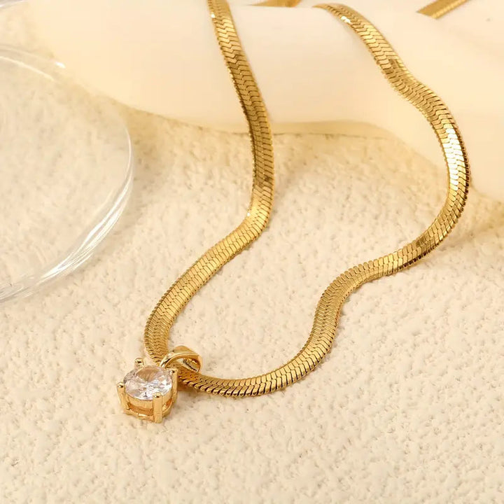 Elegant necklace with pendant of rhinestones | Gold