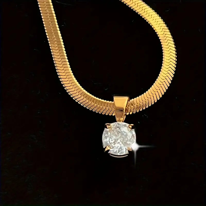 Elegant necklace with pendant of rhinestones | Gold