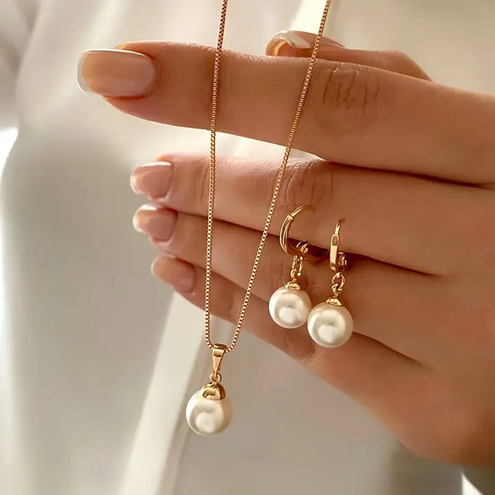 Pearl jewellery set from Golden Grace | Gold