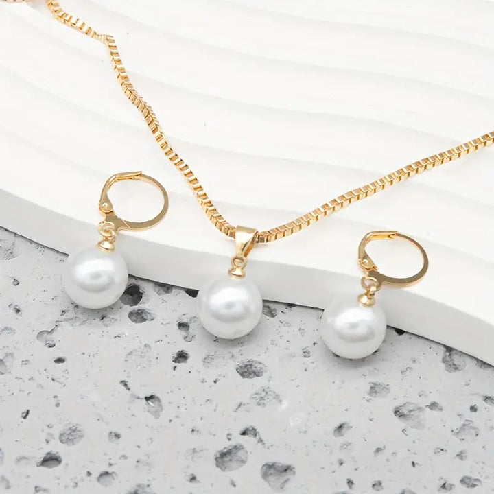 Pearl jewellery set from Golden Grace | Gold