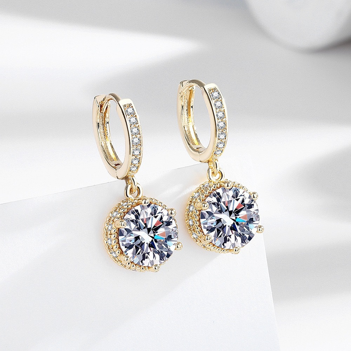 Round earrings with moissanite stones