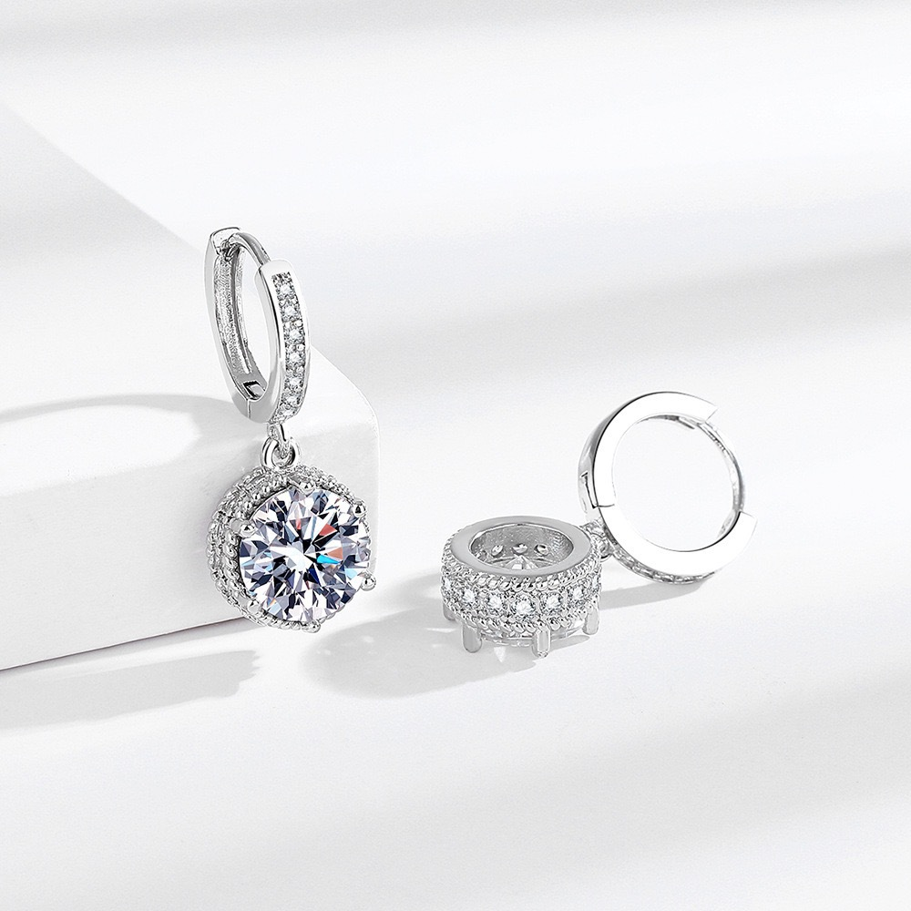 Round earrings with moissanite stones